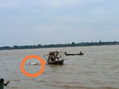 प्रशासन पर भारी खतरों के खिलाड़ी: सीतामढ़ी के भदहीं गंगा में नौका विहार के दौरान कूदा युवक तैरकर पानी से बाहर आया, बोलती तस्वीर में सच देखिए बड़े हादसे की संभावना से इनकार नहीं, ऊंची लहरों के बीच नौकायन