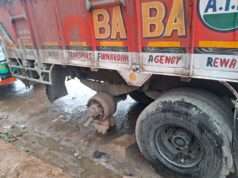 खड़ी ट्रक का दो टायर खोल ले गए अज्ञात चोर