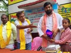 नए डेस्क बेंच एवं छात्रवृत्ति मिलने पर बच्चों के चेहरे पर खिली मुस्कान