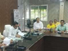 कार्य के लिए सड़क काटा तो उसे समय पर बनवाएं: डीएम