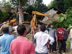 गोपपुर में चकरोड पर कब्जा कर बनाए मकान पर चला बुलडोजर