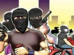 बाइक सवार बेखौफ बदमाशों ने आभूषण व्यवसायी की दुकान से करीब ढाई लाख के गहने लूट कर दिया घटना अंजाम, मचा हड़कंप■ एफआईआर दर्ज कर सीसीटीवी फुटेज निकलवा कर बदमाशों की जा रही है छानबीन- नवागत इंस्पेक्टर वीरेंद्र मिश्रा