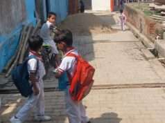 स्कूल के बाहर नालियों पर नहीं लगी जालियां | बच्चे हो रहे चोटिल