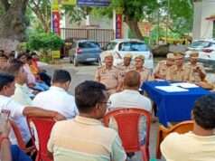 विजय दशमी और दुर्गा पूजा आयोजकों की थाना परिसर में बैठक