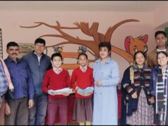 विद्याज्ञान परीक्षा उत्तीर्ण करने पर प्र.शिक्षिका प्रतिभा मिश्रा द्वारा छात्रों व उनके अभिभावकों को किया गया सम्मानित◼️ छात्र छात्राओं में प्रतिभा की नहीं है कोई कमी- प्रधान शिक्षिका प्रतिभा मिश्रा