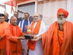 मंत्रोच्चार के बीच गृहमंत्री और मुख्यमंत्री ने लगाई संगम में डुबकी, संत समाज ने दिया आशीर्वाद