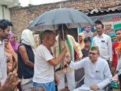 गरीबों की बस्ती में मनाया गया गरीबों के भाई का जन्मदिन, छाता संग मिठाईयां वितरित