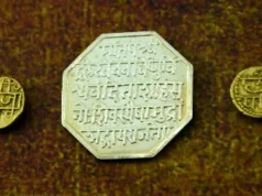 उत्तर प्रदेश के अलीगढ़ में जल निकासी के लिए खुदाई करते समय एक मज़दूर के फावड़े से सोने के 11 प्राचीन सिक्के निकले, जिसके बाद पुलिस ने तुरंत कार्रवाई कर उन्हें जब्त किया।