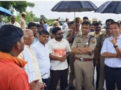 भदोही में चेतावनी बिन्दु पार कर गया गंगा का जलस्तर, पहुंचे डीएम-एसपी