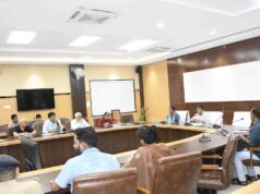 जिलाधिकारी ने बाढ़ से निपटने के लिए की गयी तैयारियों की किया समीक्षा