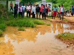 स्कूल में जल भराव और कीचड़ से अभिभावकों में आक्रोश