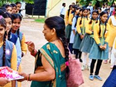 पुष्प वर्षा व तिलक लगाकर हुआ विद्यार्थियों का स्वागत