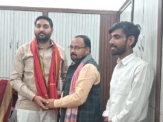 विप्र समाज के साथ पीडीए कार्यकर्ता सम्मान से चर्चा में सपा नेता राजेन्द्र दुबे