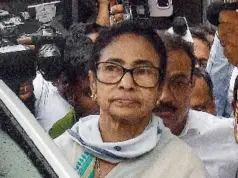 स्ट्रॉन्ग रूम के अंदर आ जा रही है गाड़ियां